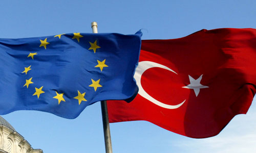 ** ARCHIV ** Flaggen der EU und der Tuerkei wehen am 4. Oktober 2005 vor einer Moschee in Istanbul, Tuerkei. Der CSU-Vorsitzende Erwin Huber fordert nach der Rede des tuerkischen Ministerpraesidenten Recep Tayyip Erdogan in der Koelnarena eine Ueberpruefung der EU-Beitrittsverhandlungen mit der Tuerkei. "Erdogan hat tuerkischen Nationalismus auf deutschem Boden gepredigt. Das ist antieuropaeisch und belegt unsere Bedenken hinsichtlich eines EU-Beitritts der Tuerkei", sagte Huber der Zeitung "Muenchner Merkur" fuer die Ausgabe von Dienstag, 12. Februar 2008. (AP Photo/Osman Orsal, File) ** FILE ** Flags of Turkey, right, and the European Union are seen in front of a mosque in Istanbul, Turkey, in this Tuesday, Oct. 4, 2005 file photo. The Turkish Cypriot leader, Mehmet Ali Talat, in Brussels on Friday Dec. 8, 2006 defended Turkey's offer to gradually open up to trade with Cyprus in a bid to keep EU membership talks going, saying it signaled Ankara's "goodwill" to resolve the stalemate. (AP Photo/Osman Orsal, File)