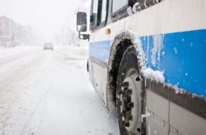 640-420-avtobus-s-iaponski-turisti-i-partien-lider-zakysaha-v-snega